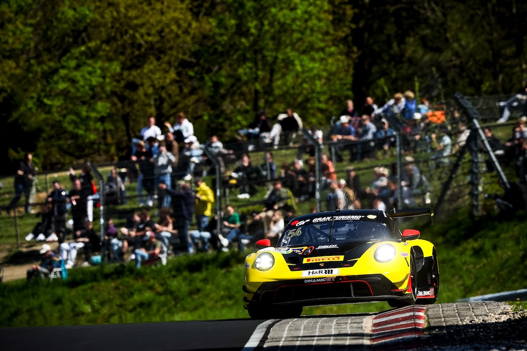 Bastian Buus i kamp mod Max Verstappen på Nürburgring.
(Foto: Dinamic GT)